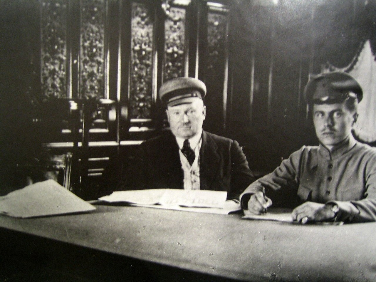 Иоаким Иоакимович Вацетис (слева) с адъютантом в 1918 году.