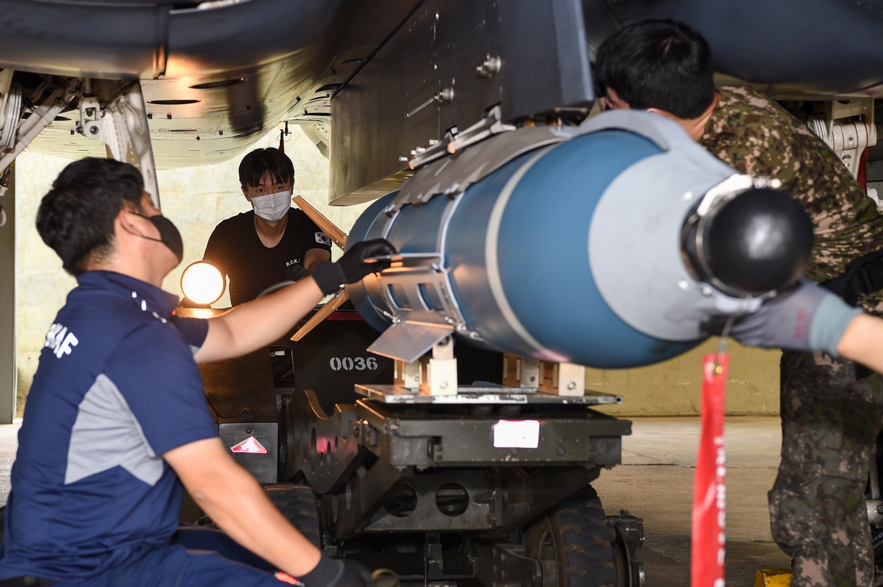 Установка бомбы JDAM на самолёт ВВС Южной Кореи.