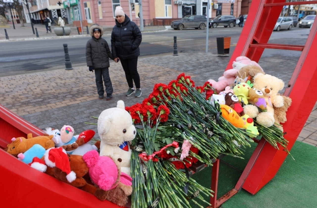 Народный мемориал в Белгороде в память о погибших после обстрела ВСУ 30 декабря 2023 г. 