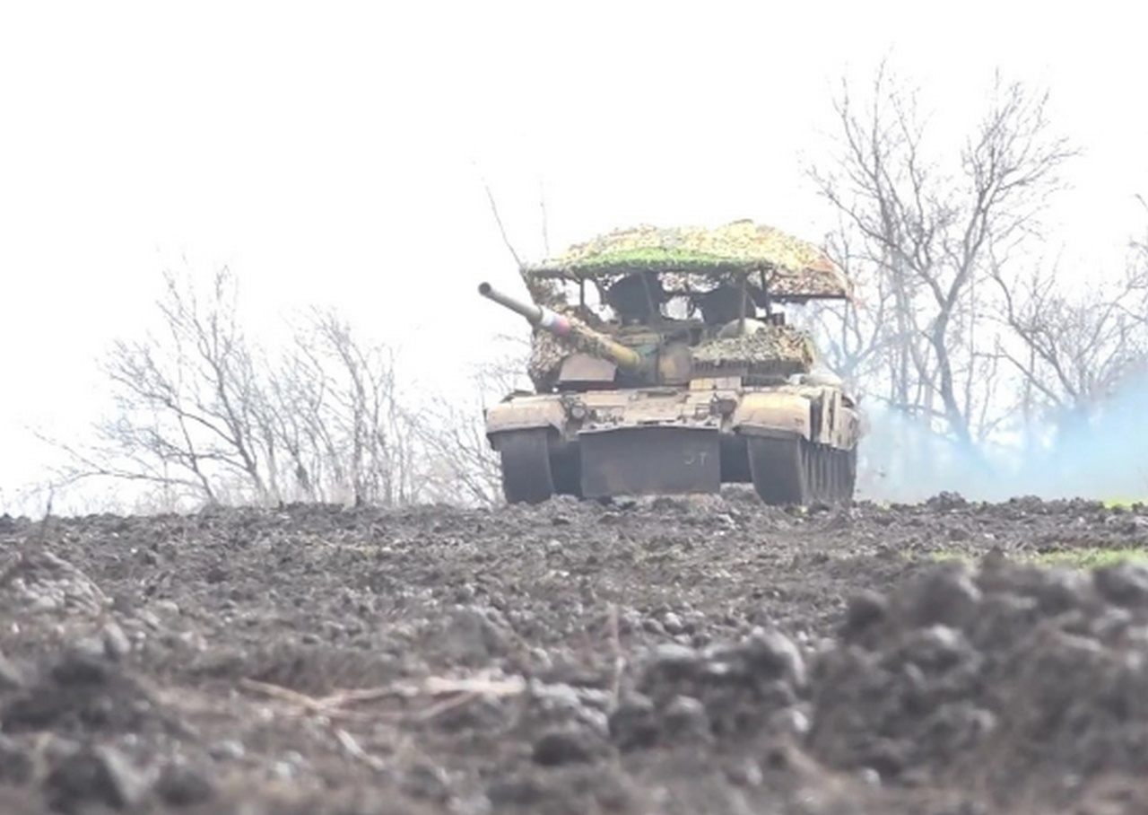 Танк Т-72Б3  на огневой позиции.