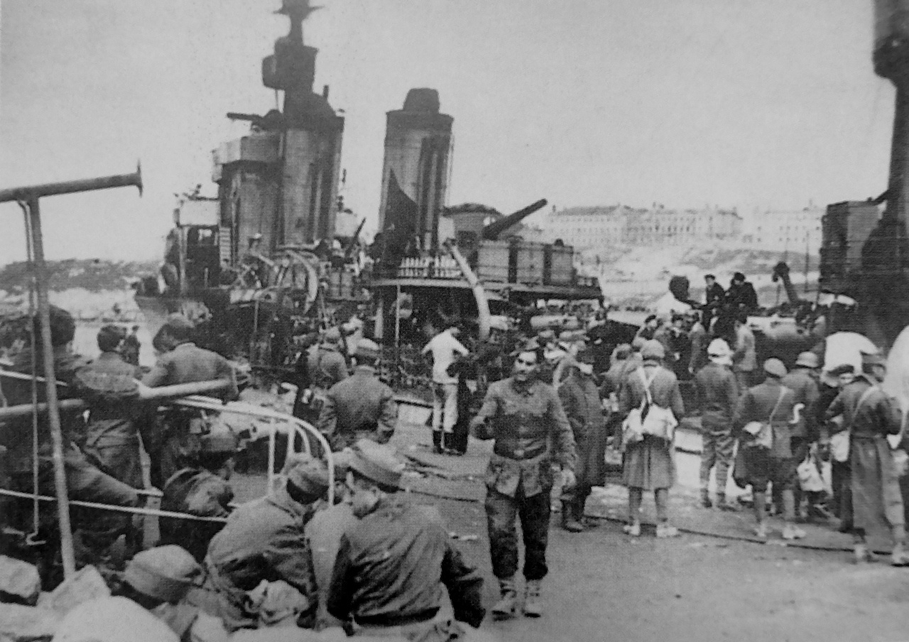 Румынские солдаты ждут эвакуации в порту Севастополя.