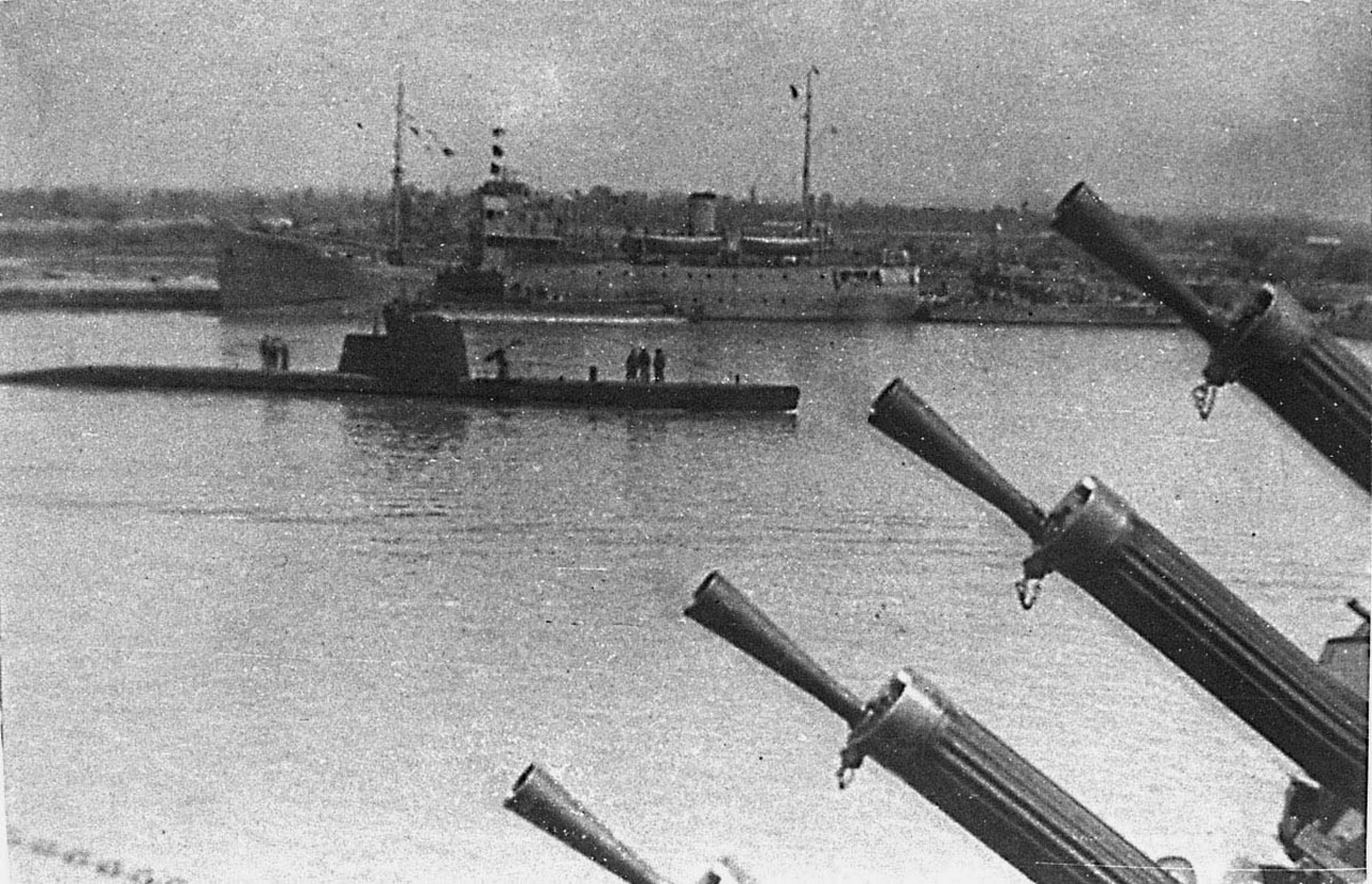 Подводная лодка типа «М» рядом с плавбазой «Котовский».