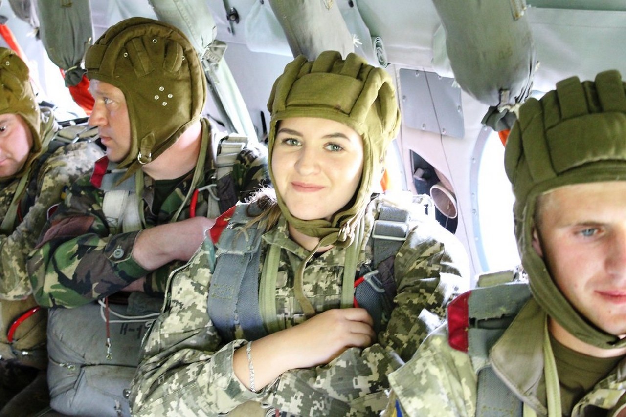 Военнослужащие Львовской 80-й отдельной аэромобильные бригады готовятся к десантированию из вертолёта.