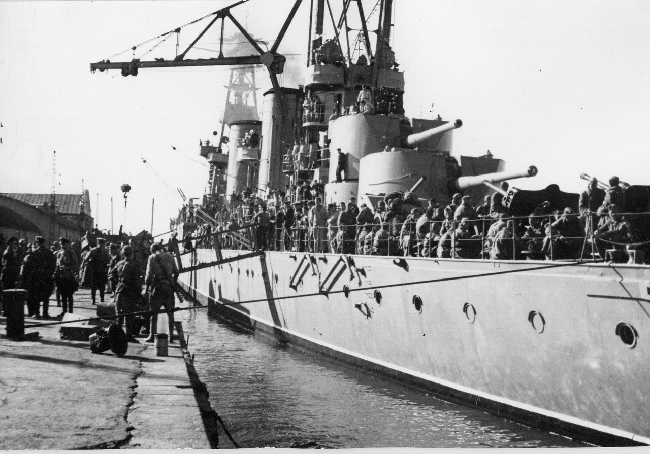 Погрузка маршевого пополнения на крейсер «Красный Кавказ» для отправки в Севастополь.