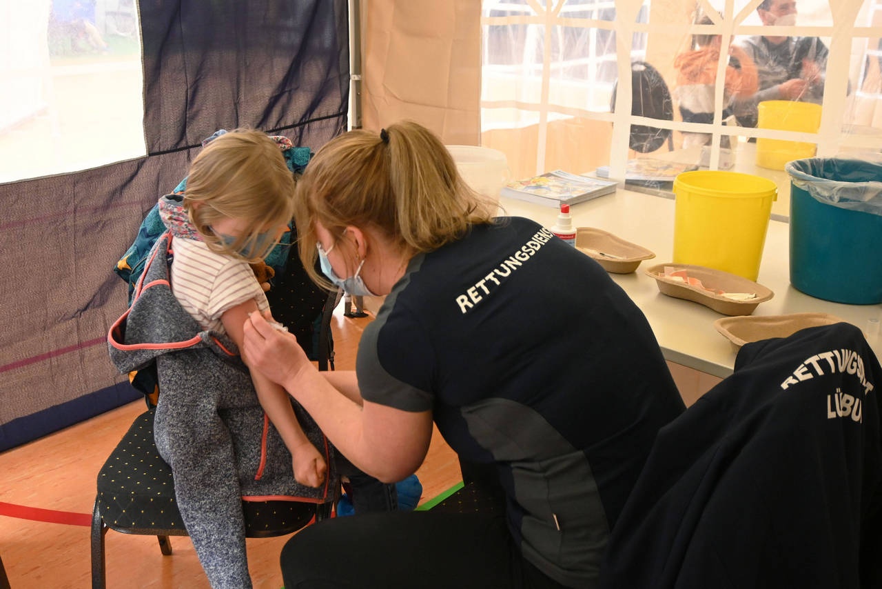 Около 250 детей были вакцинированы в первый день детских прививок в г. Люнебург, Нижняя Саксония, 16 декабря 2021 г.