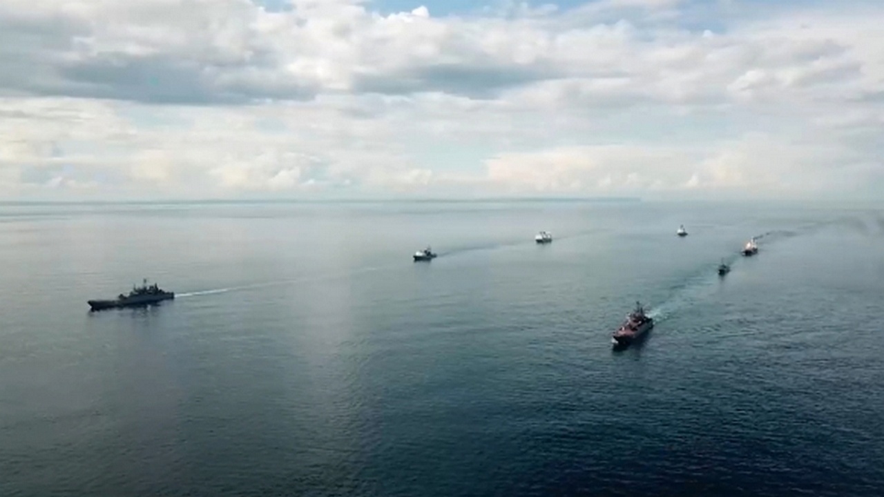 Отряд кораблей Северного флота РФ выполняет задачи в арктической зоне Северного Ледовитого океана.