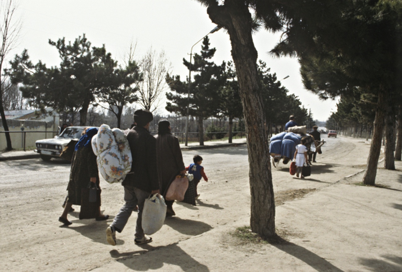 Грузино-осетинский конфликт. Осетинские беженцы на улицах Цхинвала, апрель 1991 г.