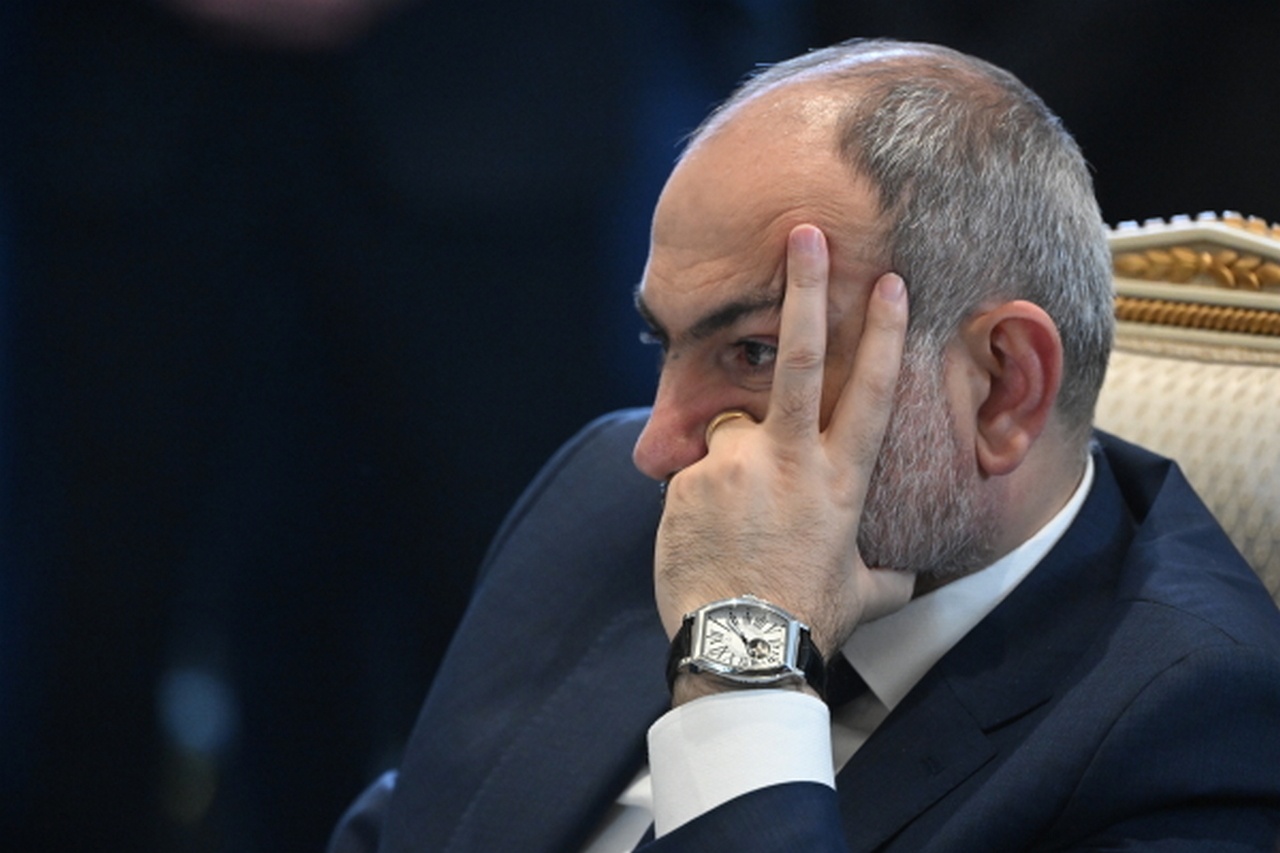 Никол Пашинян в раздумьях, как усидеть на двух стульях. Сессия ОДКБ, Ереван, 23 ноября 2022 г.