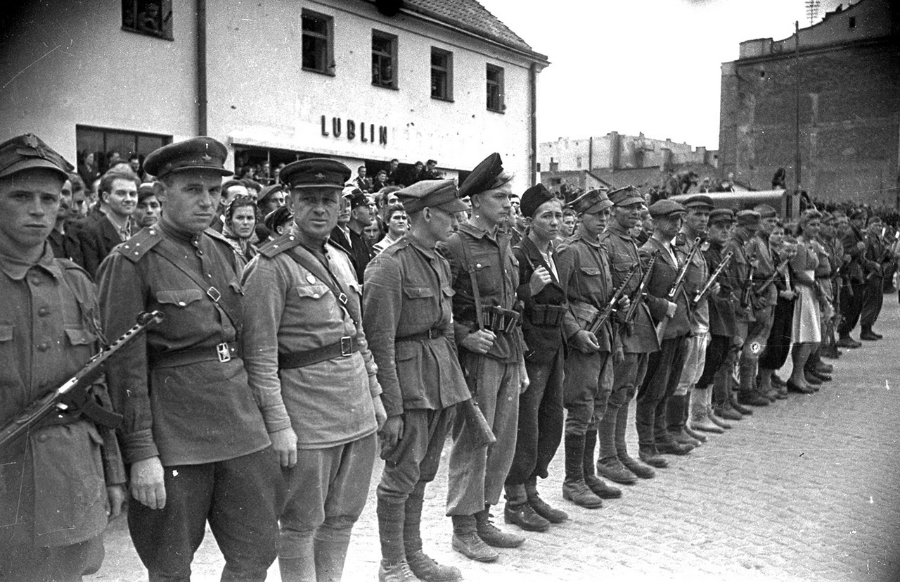 Бойцы армии Людовой и офицеры РККА во время построения на вокзале освобождённого Люблина.