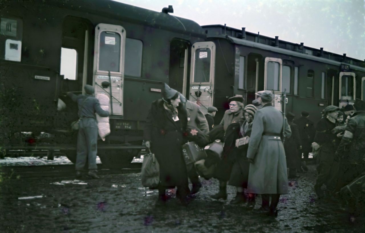 Жители лодзинского гетто перед посадкой на поезд, отправляющийся в концлагерь.