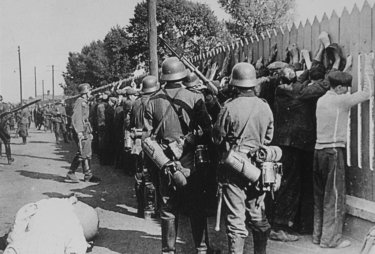Немецкие солдаты обыскивают арестованных жителей города Ченстохова.