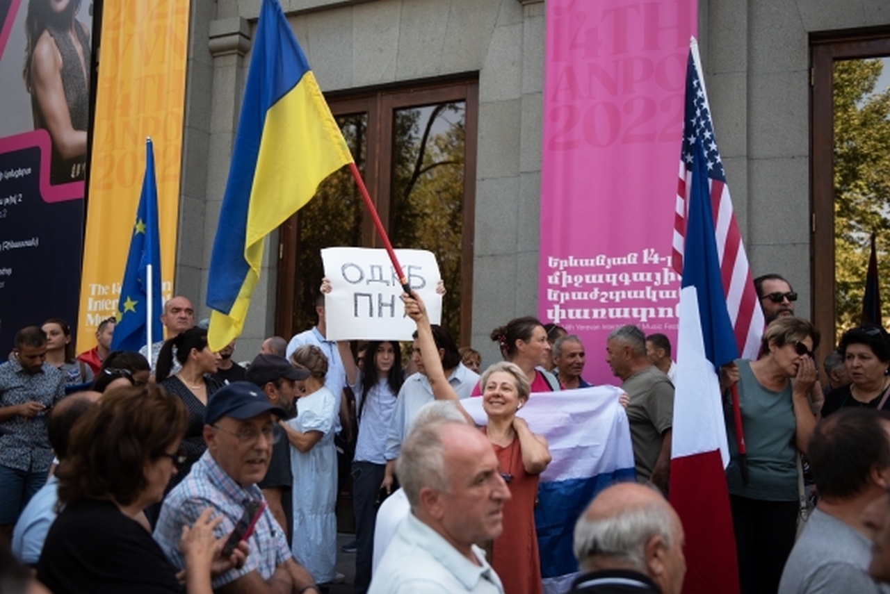 Участники акции протеста в Ереване требуют выхода Армении из ОДКБ, сентябрь 2022 г.