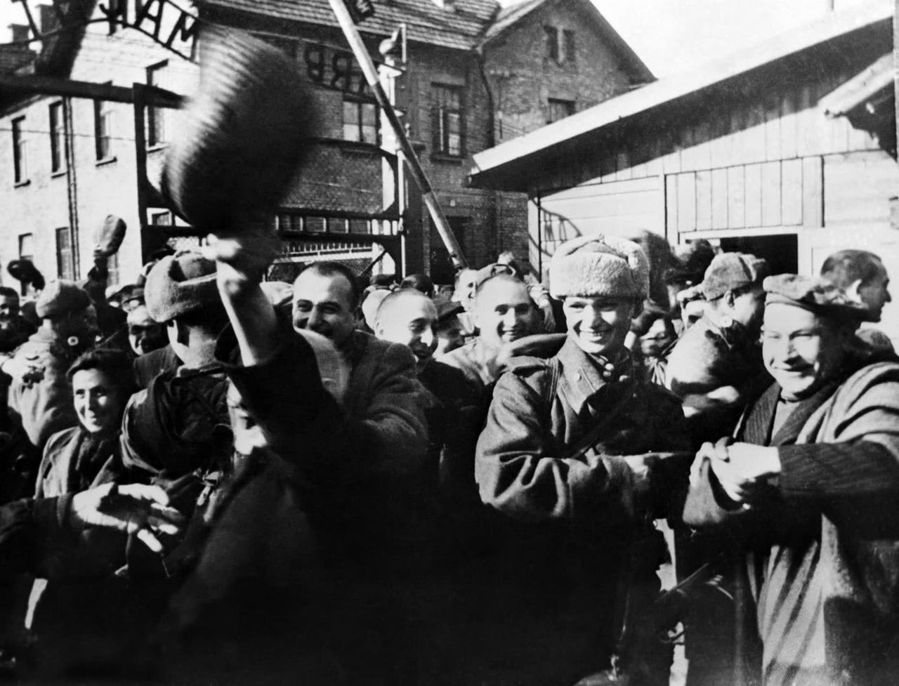 Заключённые концлагеря Освенцим приветствуют своих освободителей - солдат Красной Армии.