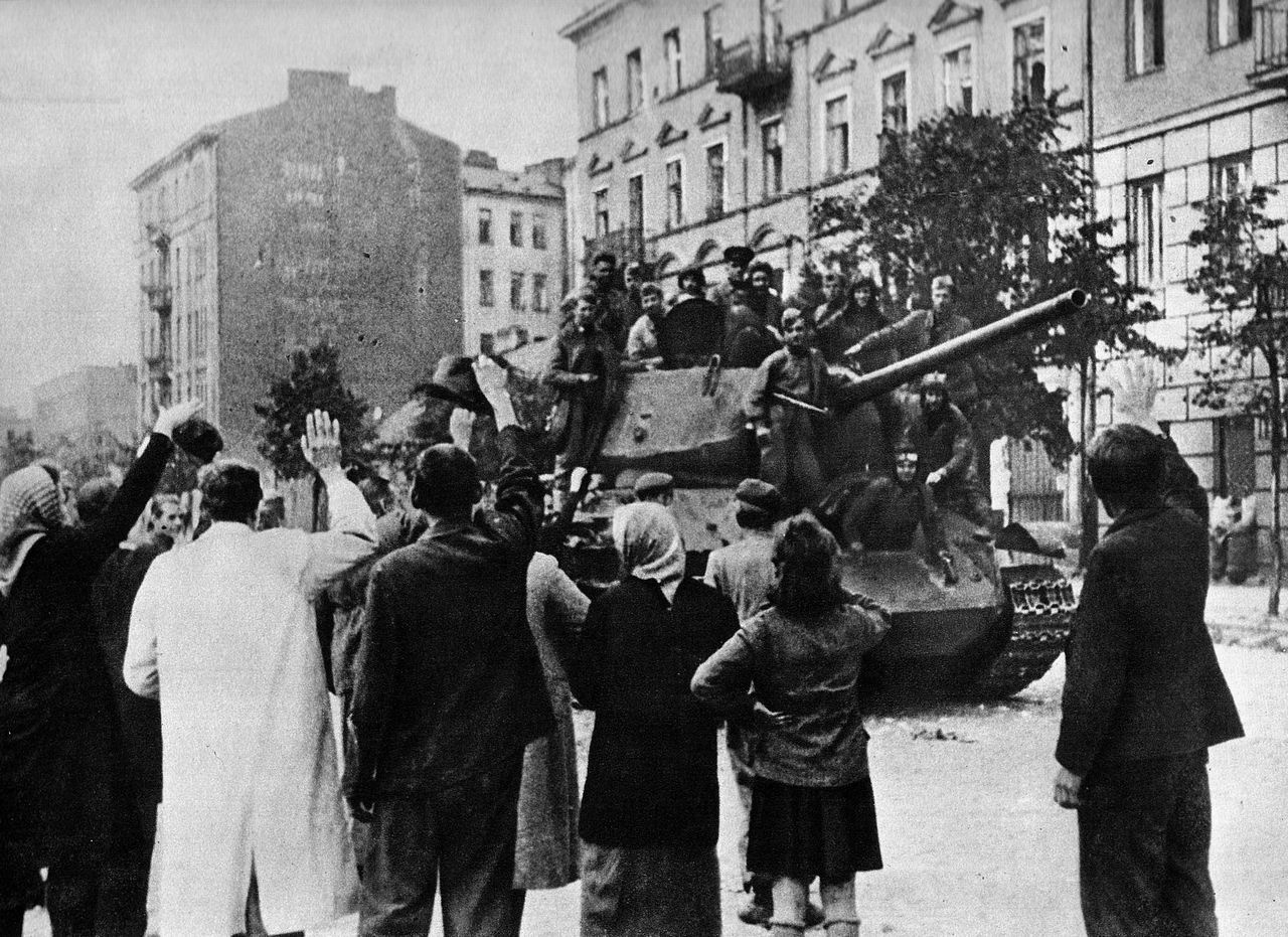 Жители польской Праги (пригород Варшавы) встречают советские войска.