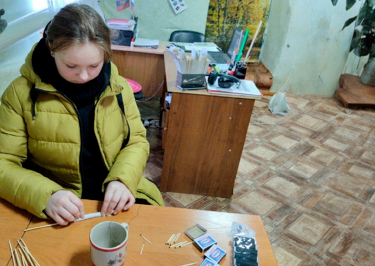 Активисты из села Пенёк Новосибирской области изготавливают штормовые спички для военнослужащих ВС РФ.