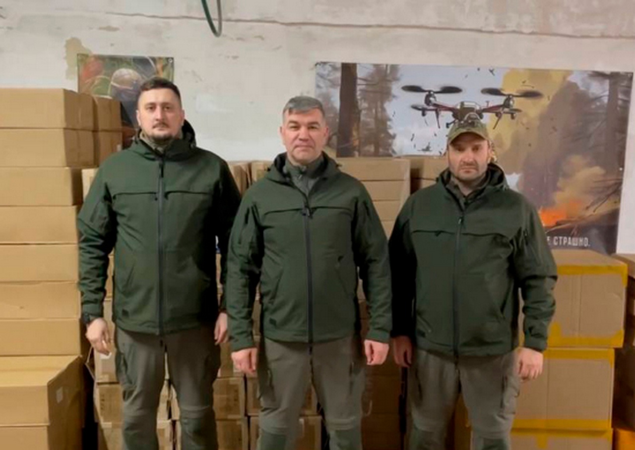 Бойцы ВС РФ получили от новосибирских волонтёров десятки антидроновых ружей и сотни беспилотников.