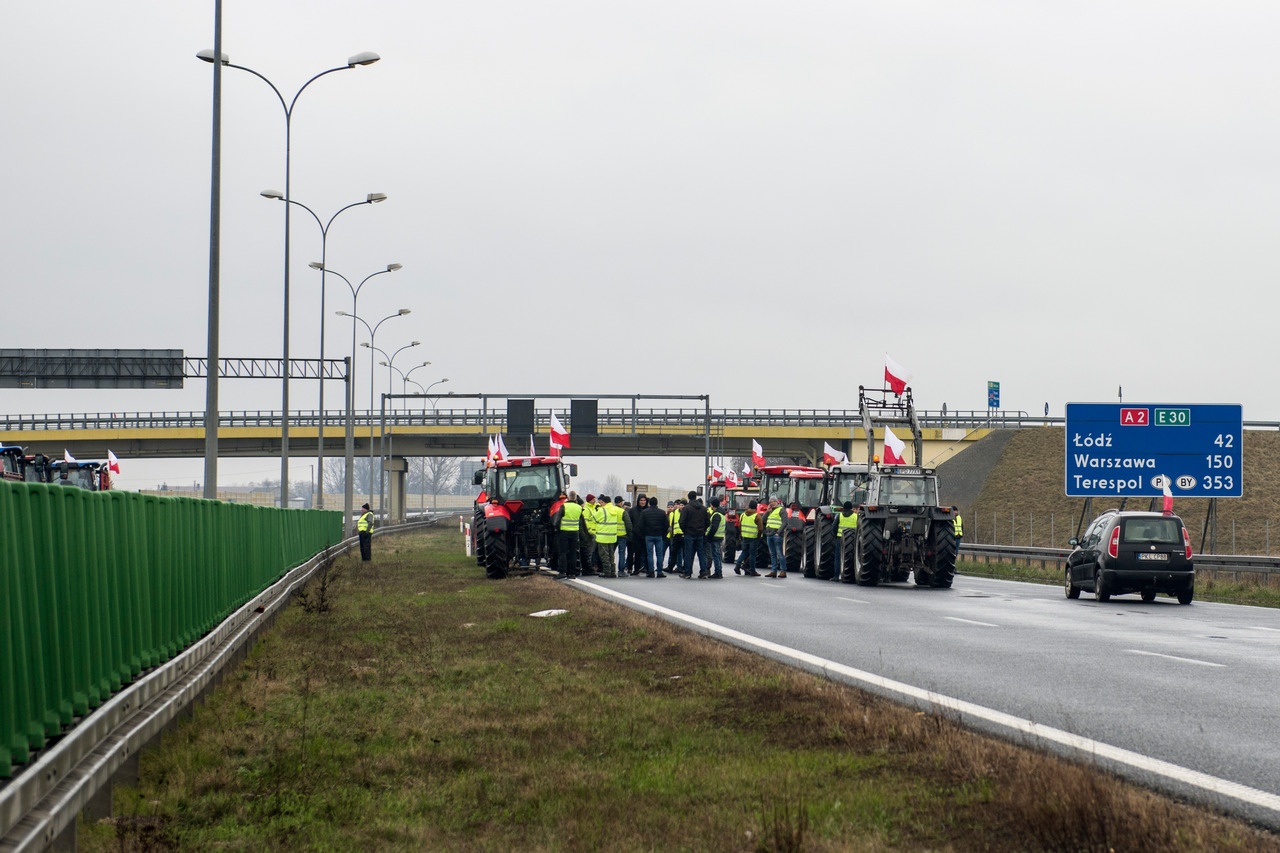 Польское правительство не стало препятствовать фермерам блокировать границу с Украиной.