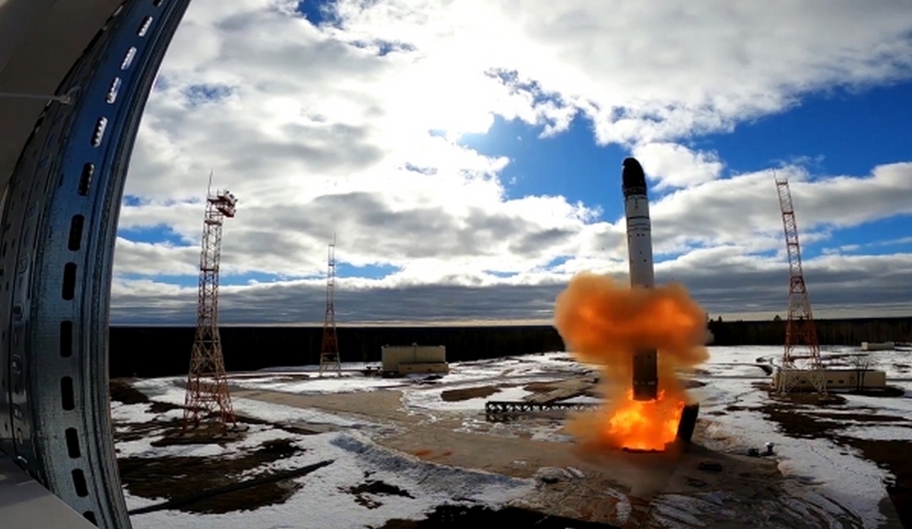 Запуск межконтинентальной баллистической ракеты стационарного базирования «Сармат».