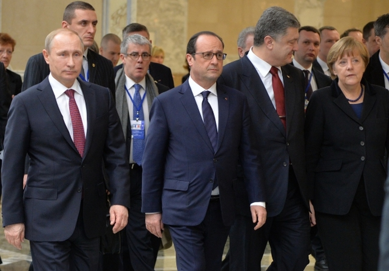 Президент Франции Франсуа Олланд (в центре) врал уже в Минске, 11 февраля 2015 г.