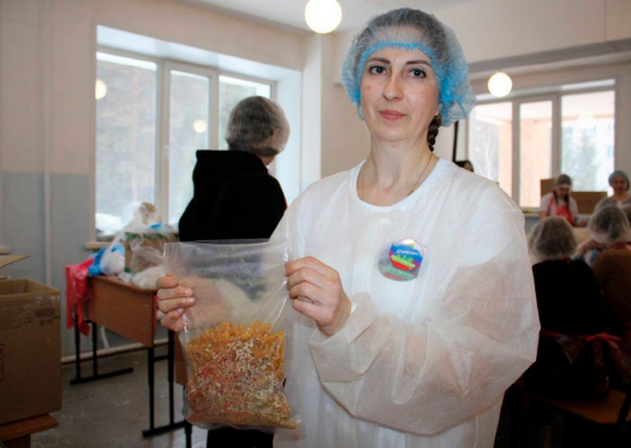Более 4000 упаковок сухого супа для бойцов СВО изготовили волонтёры из Новосибирской области.