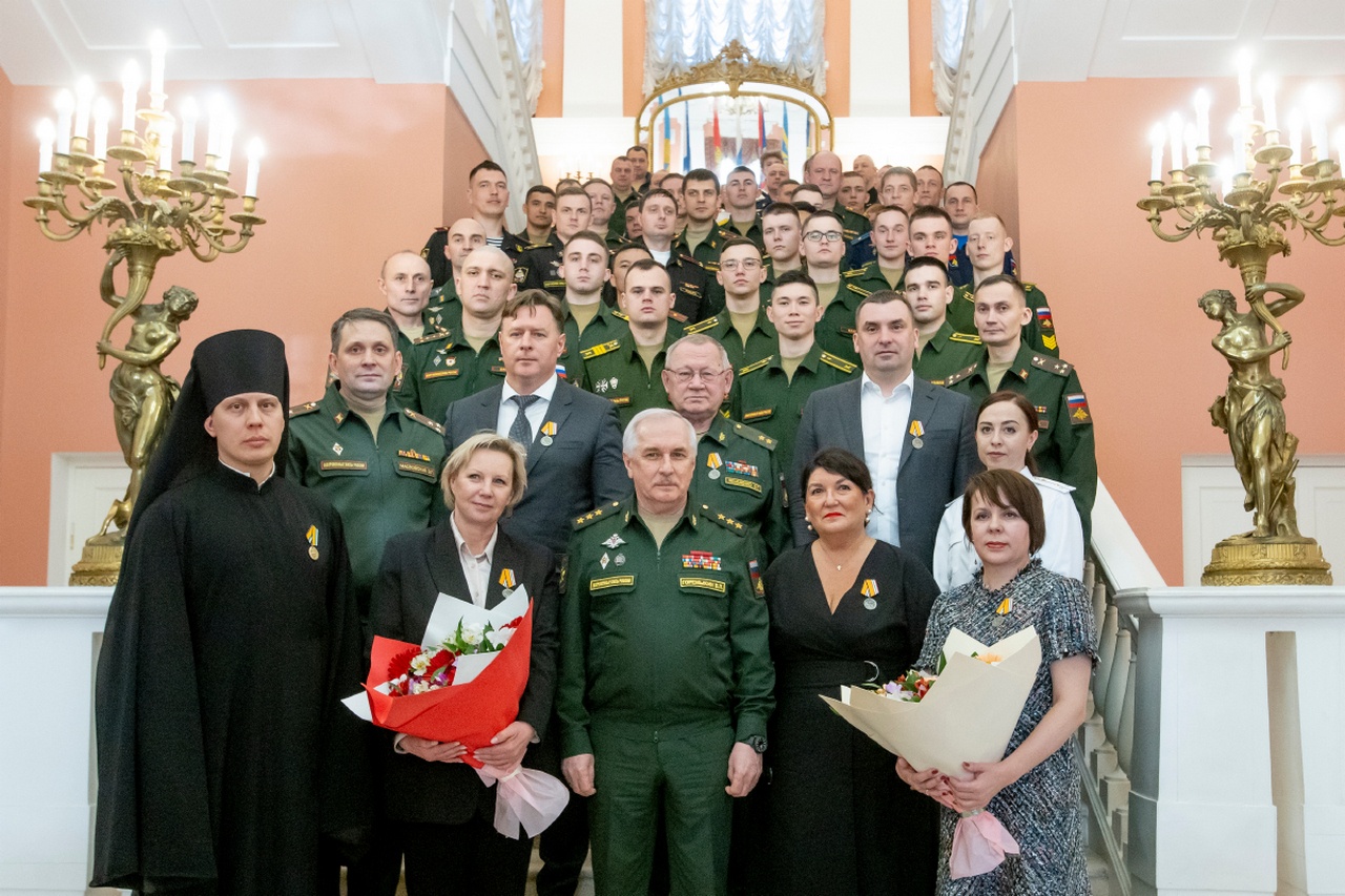 Замминистра обороны России генерал-полковник Виктор Горемыкин наградил волонтёров, помогающих российским военнослужащим.