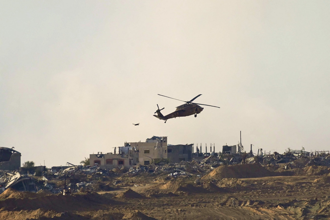 Израильский военный вертолёт, зависающий над сектором Газа.