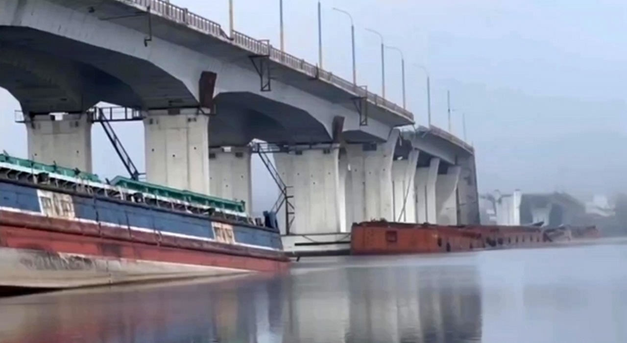 Разрушенный Антоновский мост через Днепр в пригороде Херсона, ноябрь 2022 г.