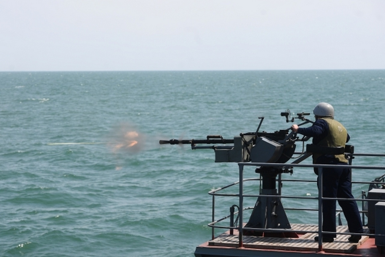 Огонь из КПВТ по морской цели. Сторожевой корабль «Дагестан».