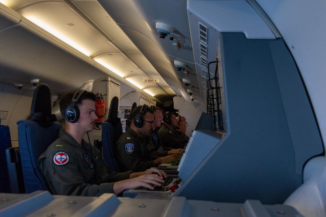 Военнослужащие 8-й патрульной эскадрильи США выполняют лётное задание во время тренировки над международными водами в Микронезии.