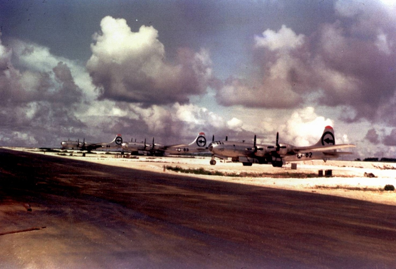Бомбардировщики «Энола Гэй» и «Грейт Артист» 509-й смешанной авиагруппы на аэродроме в Тиниане за несколько дней до атомной бомбардировки Хиросимы.
