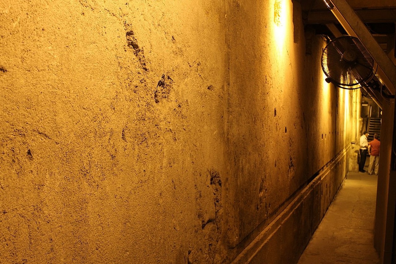 Самый большой Западный камень нижнего уровня Стены Плача в открытом туннеле под Храмовой горой.