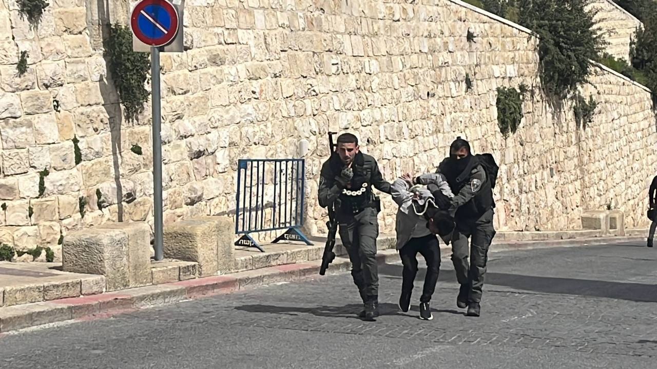 Израильские солдаты не позволяют мусульманам войти в мечеть Аль-Акса в Иерусалиме. 1 марта 2024 г.