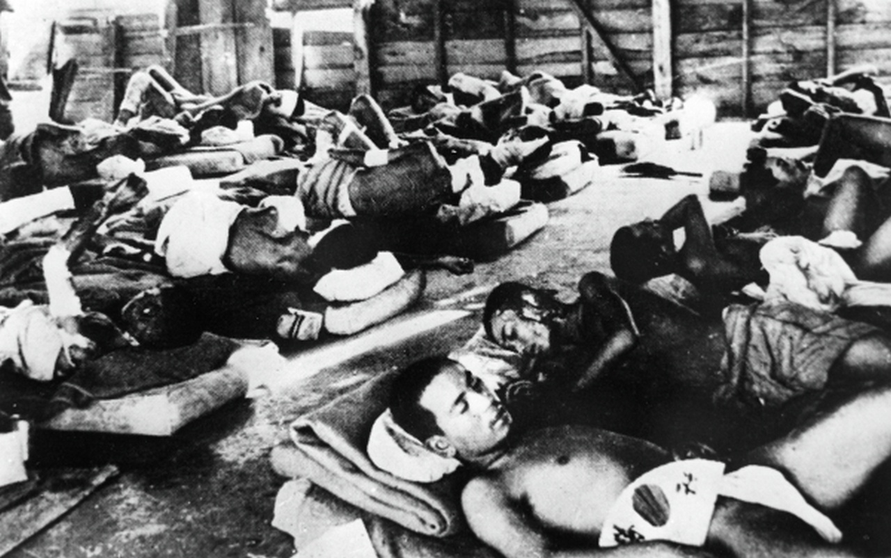 Жители города Хиросима, пострадавшие от ядерной бомбардировки, август 1945 г.