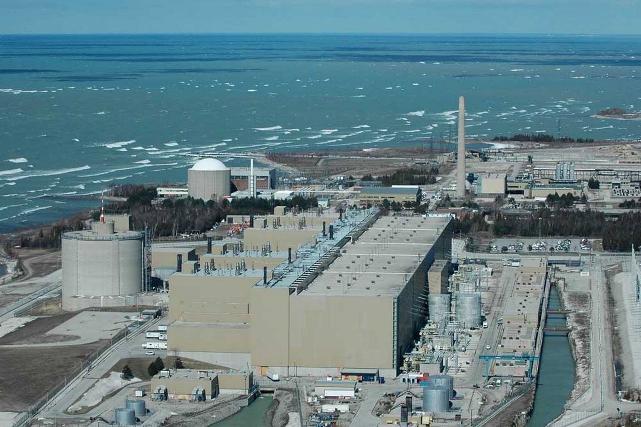 Канадская АЭС «Брюс» является крупнейшей атомной станцией в мире.
