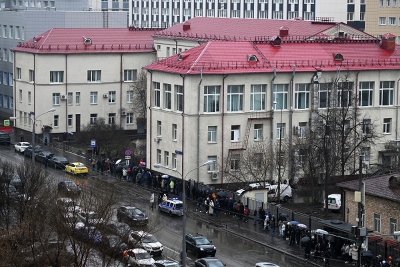 Люди стоят в очереди на один из пунктов сдачи донорской крови в Москве для пострадавших в результате теракта.