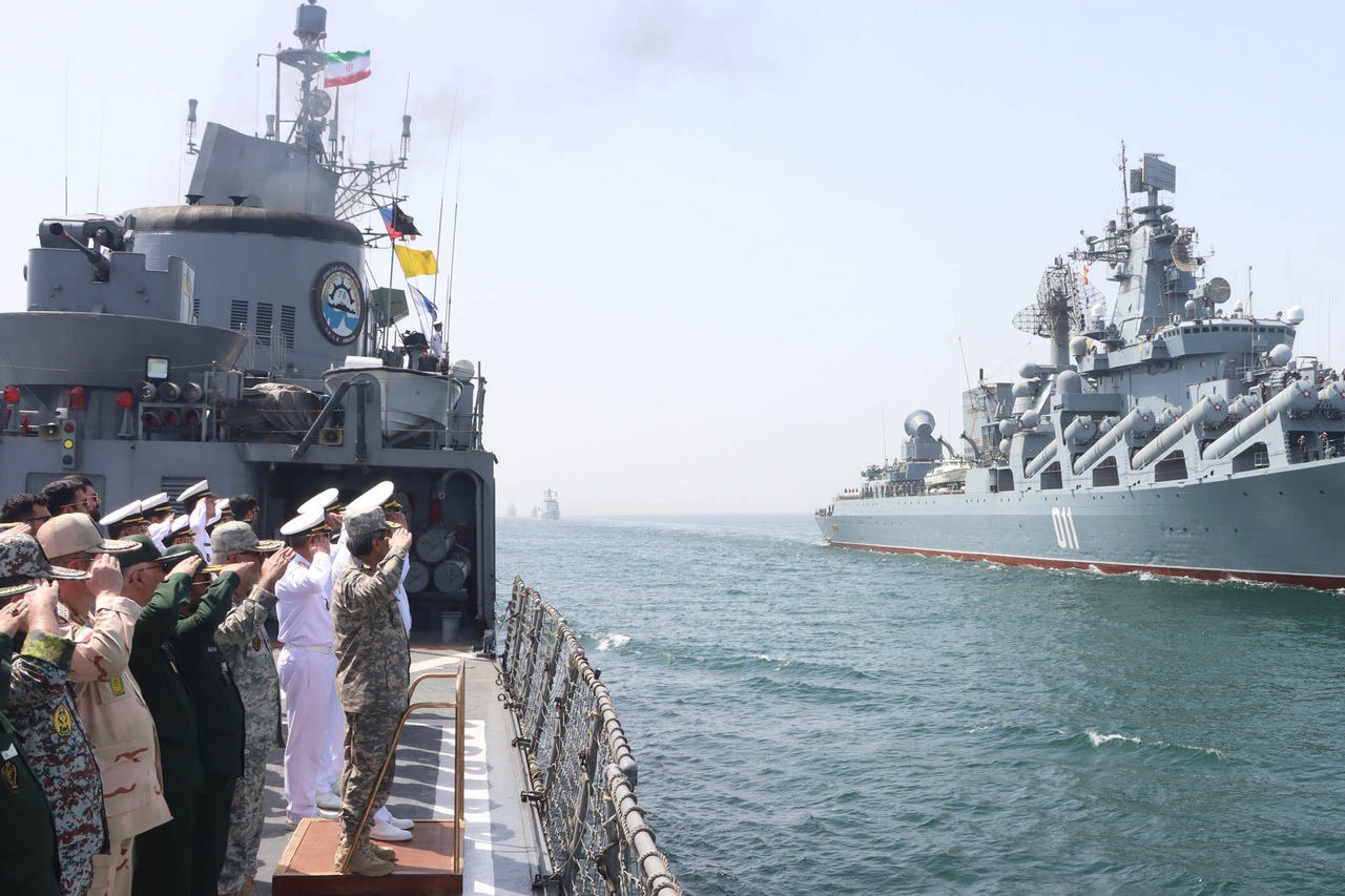 Иранские, российские и китайские военные корабли во время комплексных учений «Пояс морской безопасности-2024» в территориальных водах Ирана, 14 марта 2024 г.