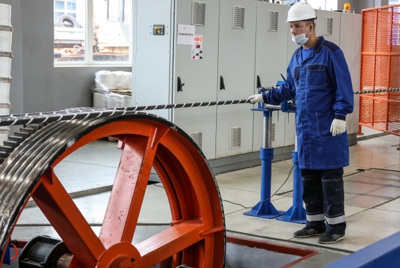 Так выглядит производство подводного оптоволоконного кабеля на заводе АО «Управление перспективных технологий» в Мурманске.