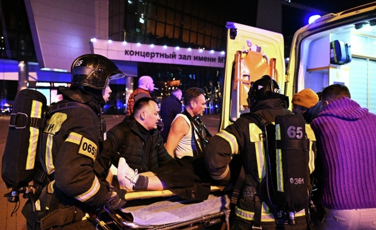 Сотрудники МЧС РФ и сотрудники скорой помощи оказывают помощь пострадавшим у концертного зала «Крокус Сити Холл».