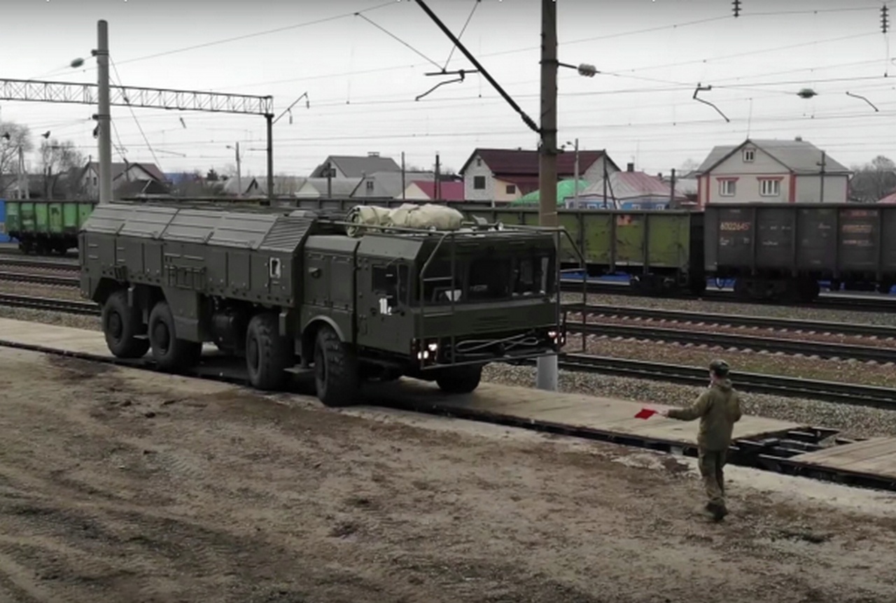 Оперативно-тактические ракетные комплексы «Искандер-М», способные вести огонь ядерными боеприпасами, базируются теперь не только в России, но и в Белоруссии.