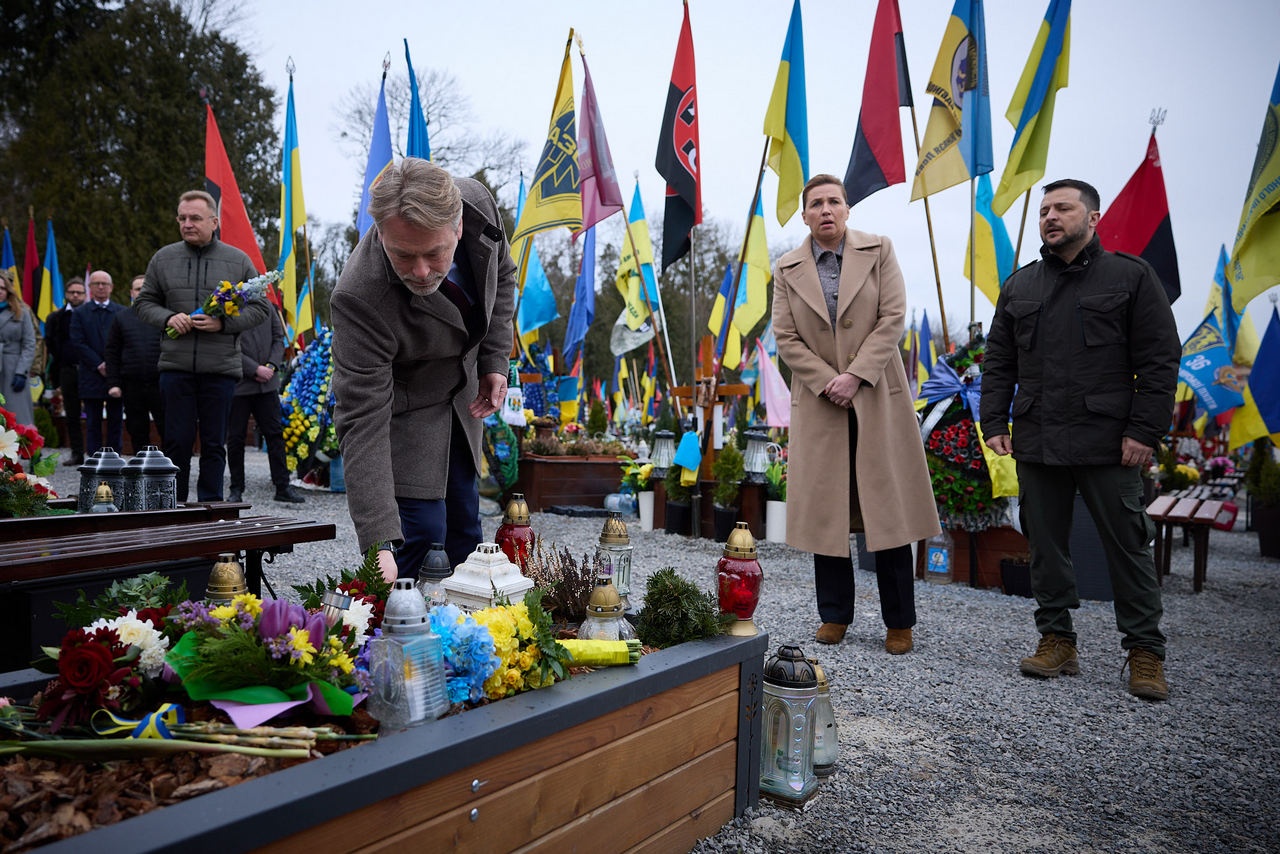 Зеленский зачем-то водит иностранных гостей (например, премьер-министра Дании Метте Фредериксен) на кладбища. А ведь там можно увидеть реальные потери ВСУ.