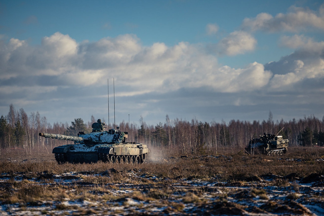 Не только на Украине можно встретить в одном строю советский танк и американский БТР: это учения боевой группы расширенного присутствия НАТО в Латвии ARES STRIKE, февраль 2024 г.