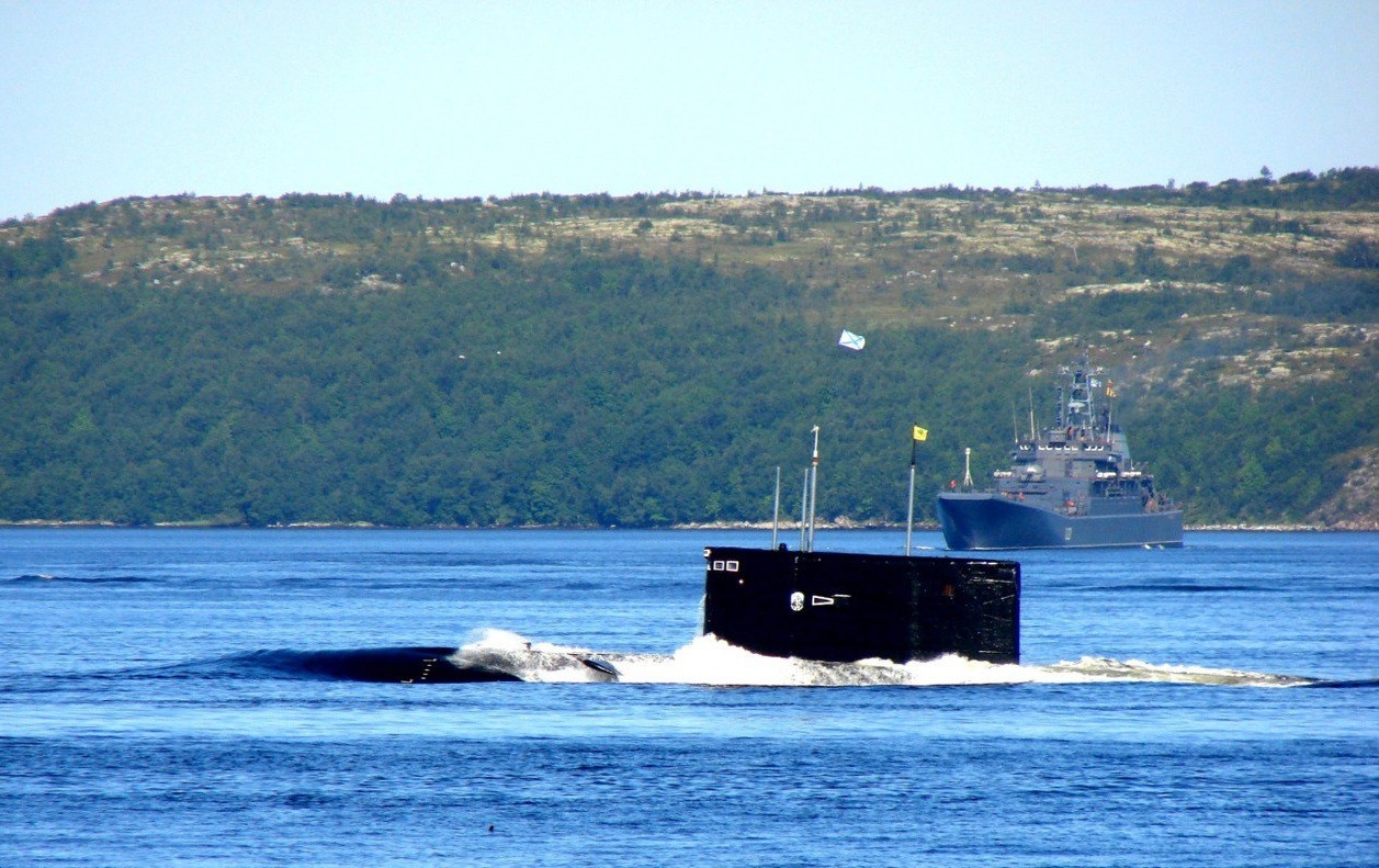 Подводная лодка пр. 877 Б-177 «Липецк» всплывает в Кольском заливе.