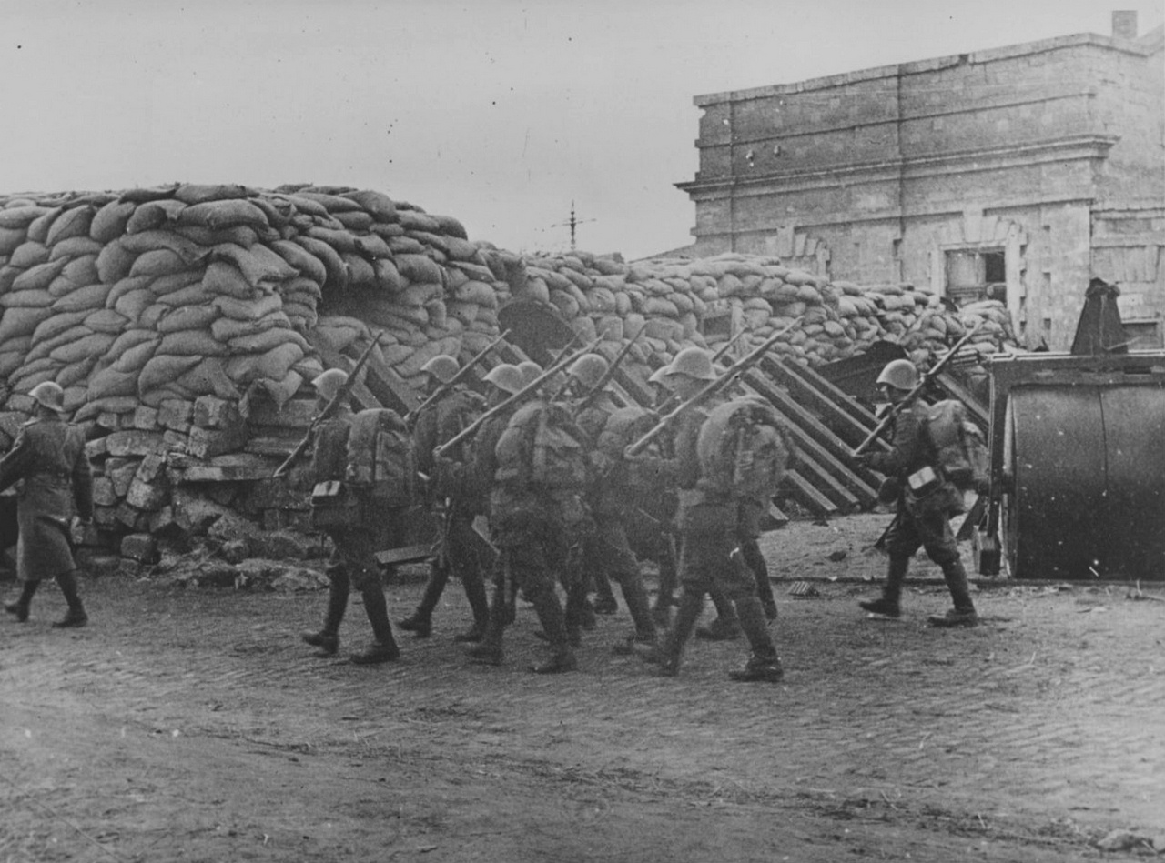 Румынские солдаты в захваченной Одессе, октябрь 1941 г.