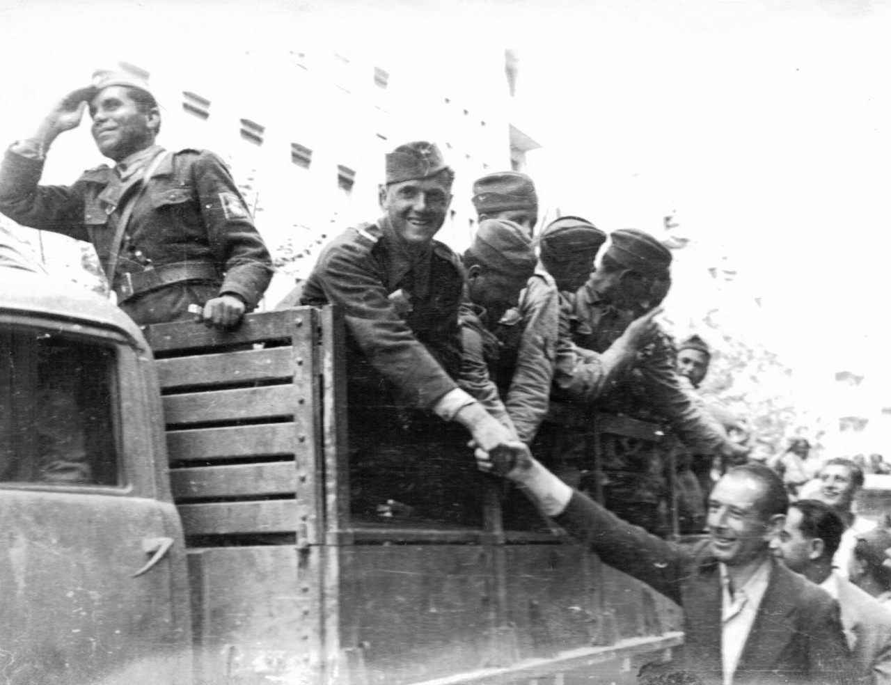 Солдаты-румыны советской дивизии имени Тудора Владимиреску приветствуют соотечественников на улице освобождённого Бухареста, август 1944 г.