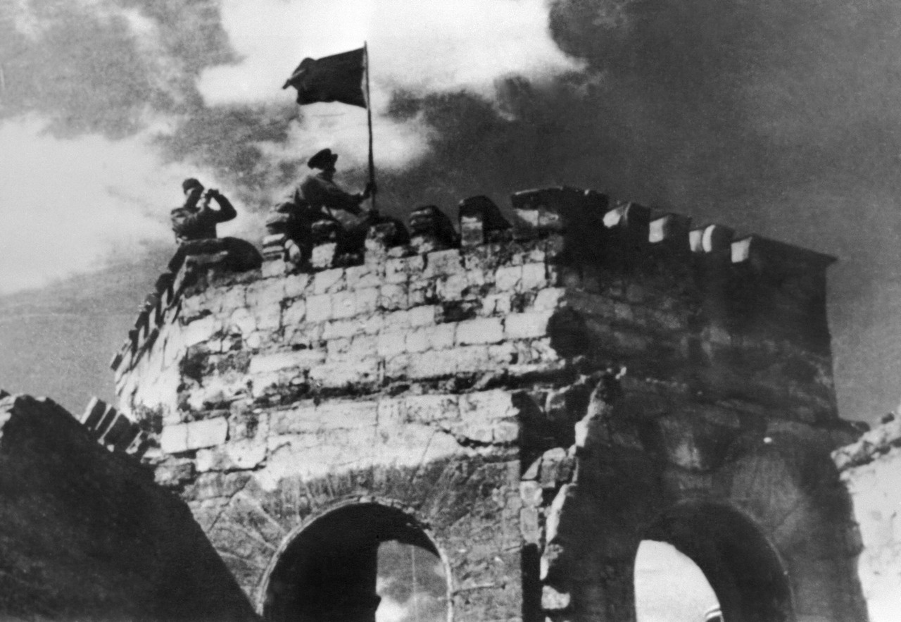 Бойцы Красной Армии водружают красное знамя над зданием горсовета в освобождённом Кишинёве, август 1944 г.