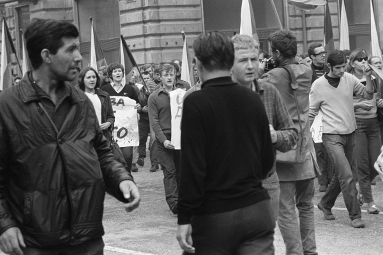 Демонстранты на улицах Праги, май 1968 г.