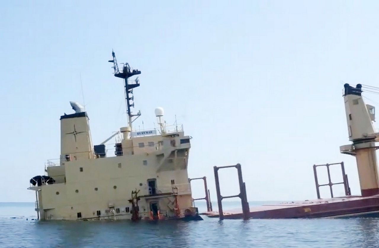 Британское грузовое судно Rubymar, поражённое ракетами хуситов. Аденский залив, 18 февраля 2024 г.