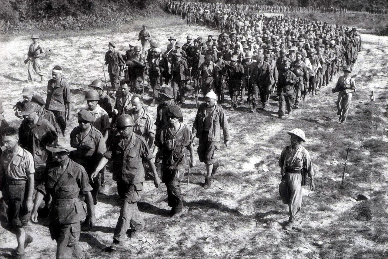 Колонна пленных французов после битвы при Дьенбьенфу, май 1954 г.