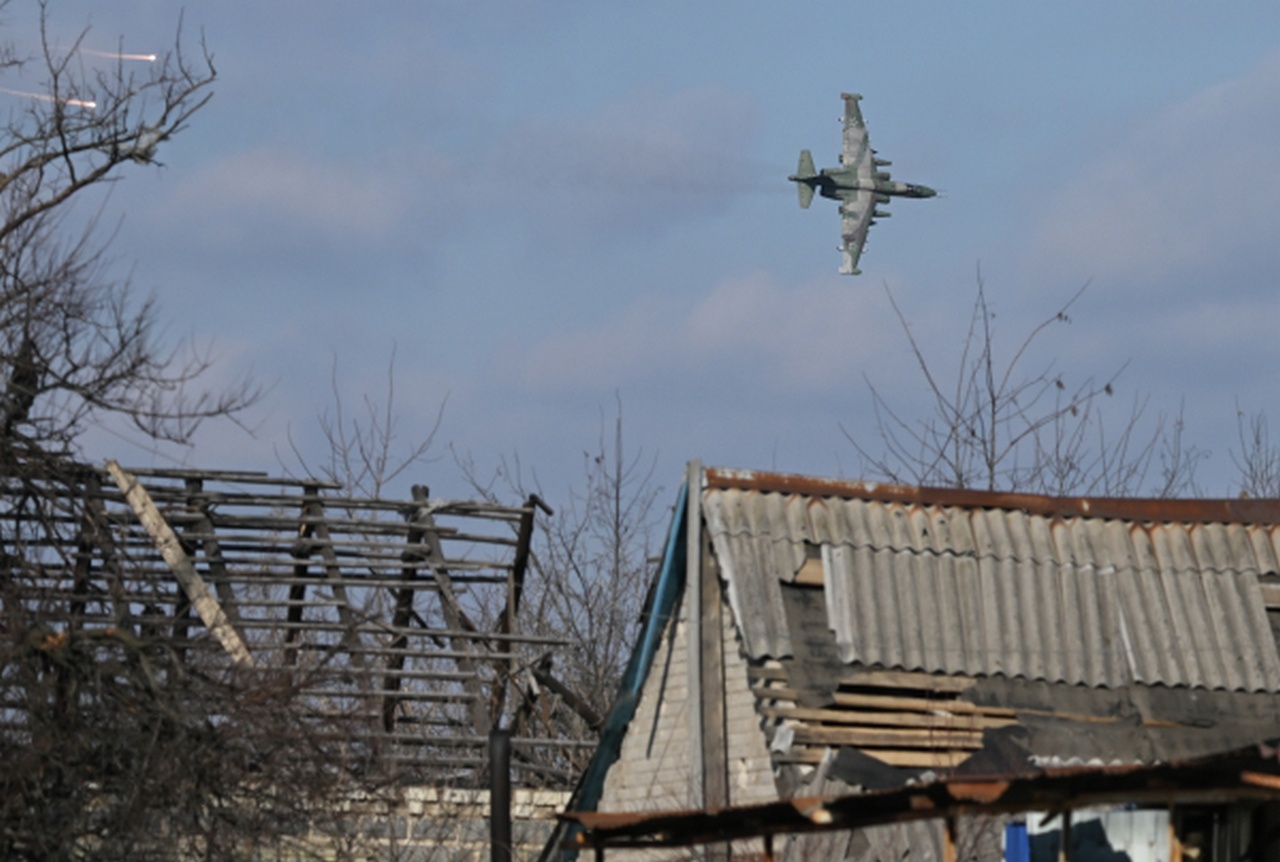 Штурмовик Су-25 над Авдеевкой.