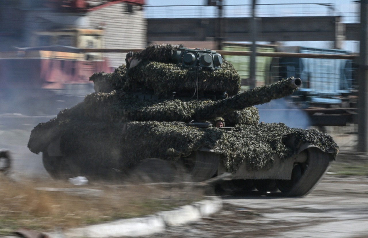 Танк Т-72 группировки войск «Центр» в противодроновом облачении.
